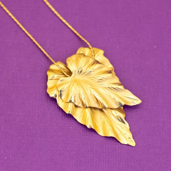 26 inch, Vintage Gold Tone Double Leaves Elegant Necklace by Monet - Q41 - Picture 1 of 3